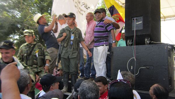 Guerrilleros de las FARC hacen campaña por la paz en plaza pública de Colombia (archivo) - Sputnik Mundo