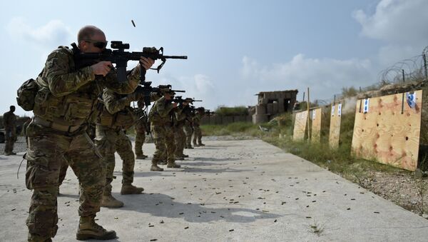 August 14, 2015, US army soldiers fire during a military exercise inside coalition force Forward Operating Base (FOB) Connelly in the Khogyani district in the eastern province of Nangarhar - Sputnik Mundo
