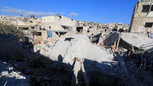 Edificios destruidos por los bombardeos en la ciudad de Turmanin, Siria - Sputnik Mundo