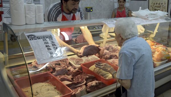 Mujer argentina en una carnicería en Buenos Aires - Sputnik Mundo