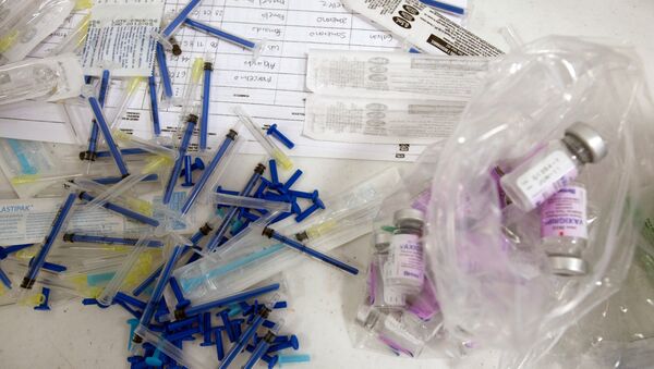 Picture of vaccines and needles taken during a vaccination campaign against Influenza A H1N1 Virus (swine flu) in Ciudad Juarez, Mexico, on March 28, 2011 - Sputnik Mundo