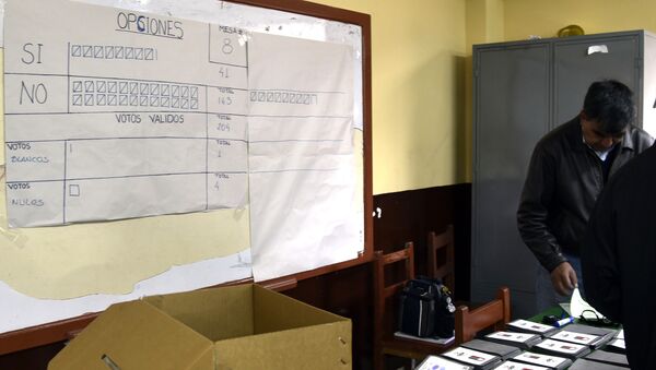 Miembros del jurado electoral cuentan votos del referéndum de Bolivia - Sputnik Mundo