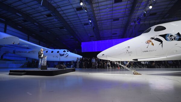 Sir Richard Branson speaks to attendees after Virgin Galactic's SpaceShipTwo, right, space tourism rocket was rolled out, Friday, Feb. 19, 2016, in Mojave, Calif - Sputnik Mundo