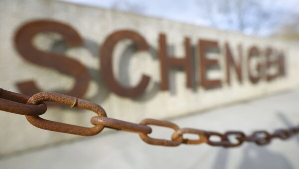 A rusty chain hangs in front of the quay of the small Luxembourg village of Schengen at the banks of the river Moselle January 27, 2016. - Sputnik Mundo
