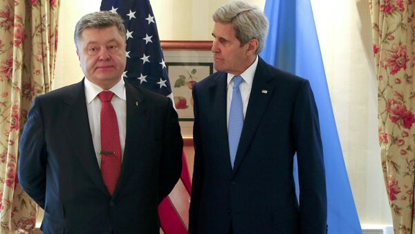 Secretario de Estado de EEUU, John Kerry, y el presidente de Ucrania, Petró Poroshenko (archivo) - Sputnik Mundo