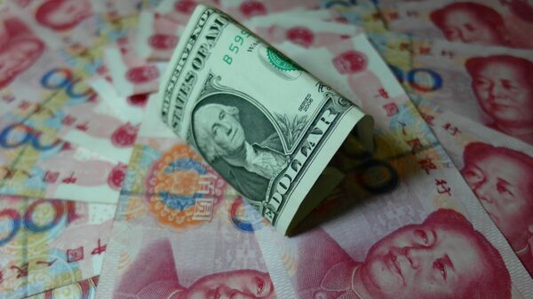 Yuanes chinos y un billete de dólar estadounidense (archivo) - Sputnik Mundo