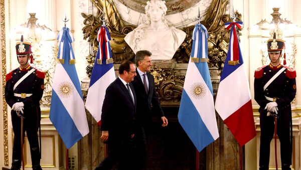 El presidente de Francia, François Hollande, con el presidente de Argentina, Mauricio Macri frente a las banderas nacionales de ambos paises - Sputnik Mundo