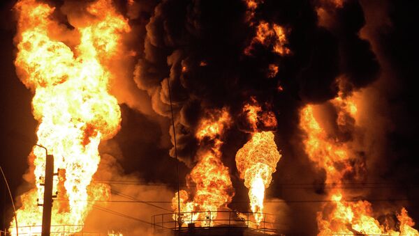 Пожар на нефтебазе в Киевской области - Sputnik Mundo