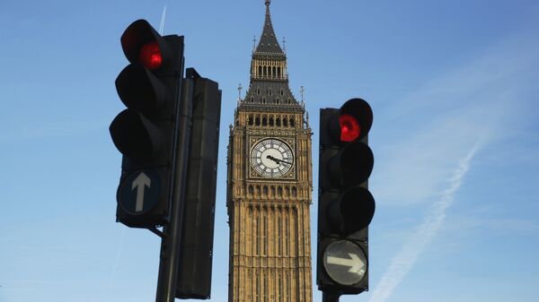 Red traffic lights stop traffic in front of the Big Ben bell tower at the Houses of Parliament in London, Britain February 22, 2016.  - Sputnik Mundo