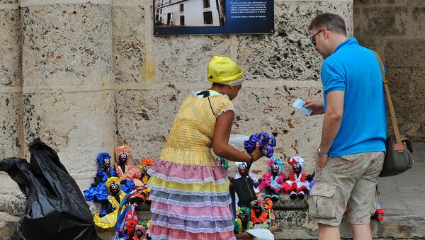 A tourist buys dolls at the Old Havana, on December 16, 2015. - Sputnik Mundo