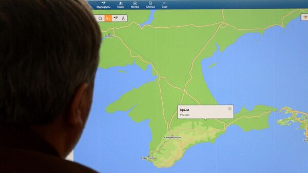 Un hombre mira en el mapa de la península de Crimea - Sputnik Mundo