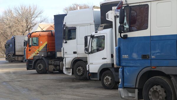 Camiones en la frontera ruso-ucraniana - Sputnik Mundo