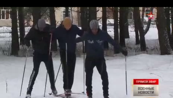 Africanos “van de reconocimiento” esquiando por Siberia - Sputnik Mundo