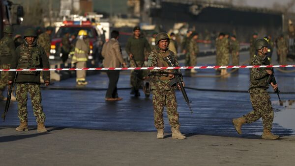 Soldados afganos cerca del sitio del ataque suicida en Kabul - Sputnik Mundo