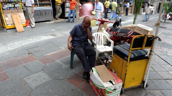 A shoeshiner awaits for customers on May 25, 2010 in Cali, Colombia. - Sputnik Mundo