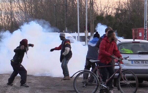 Refugiados se enfrentan a la policía en Francia - Sputnik Mundo