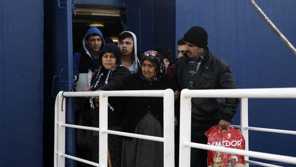 Refugiados llegan al puerto de Pireus, Grecia - Sputnik Mundo