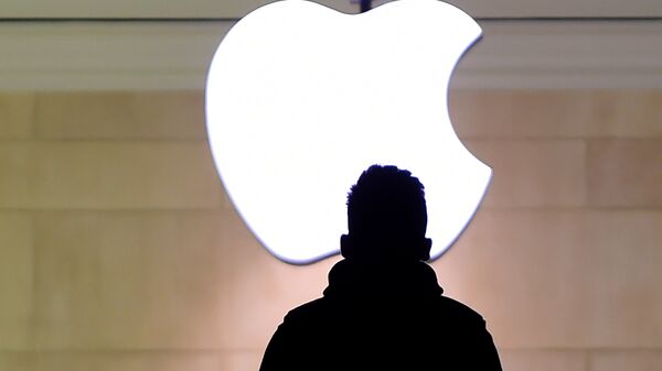 Un hombre sube las escaleras de una Apple Store - Sputnik Mundo