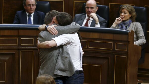 Podemos (We Can) party leader Pablo Iglesias (R) embraces Podem en Comu leader Xavier Domenech  - Sputnik Mundo
