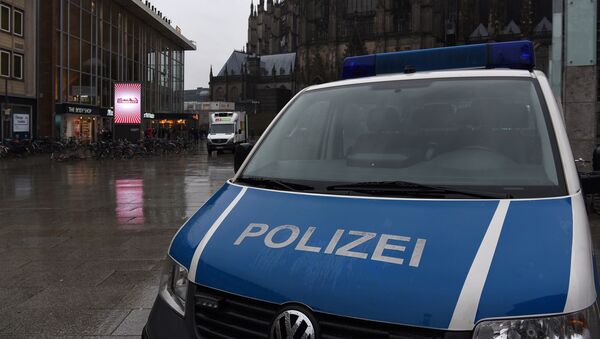 A police car stands near the Cologne main train station in Cologne, western Germany - Sputnik Mundo