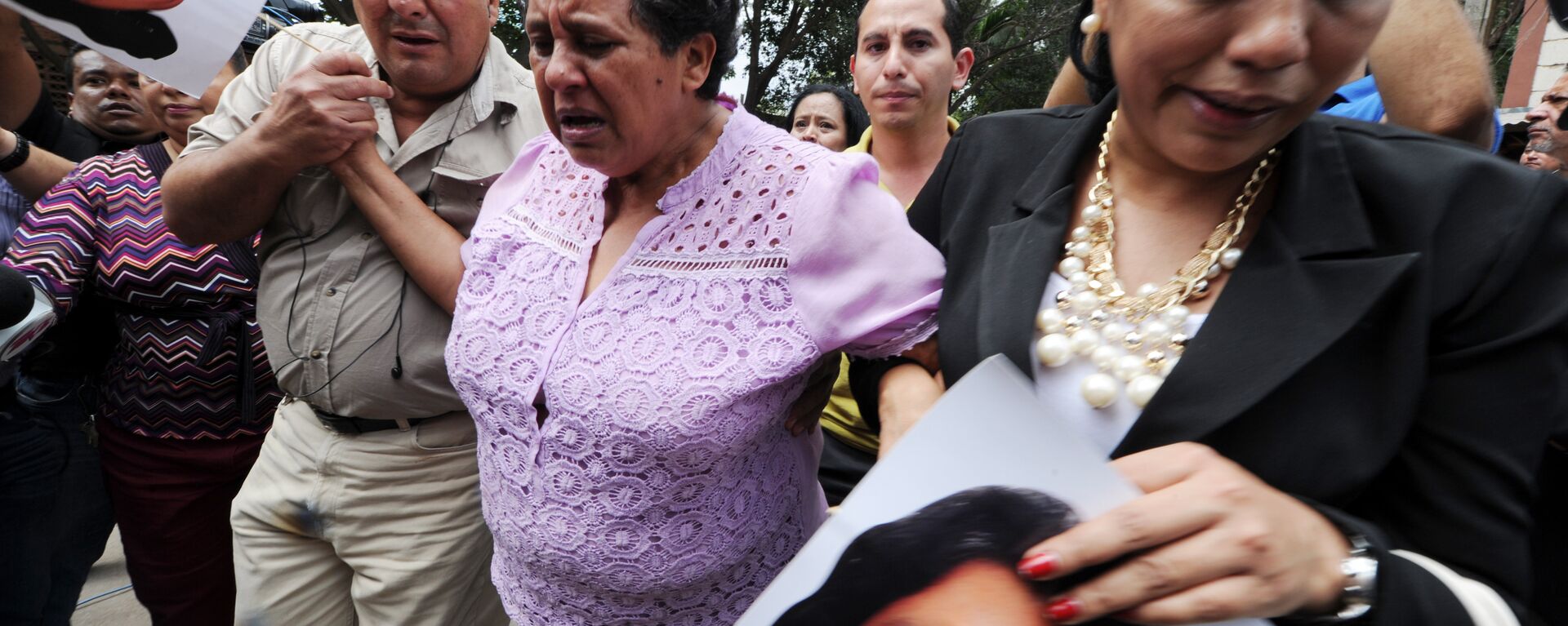 Relatives of murdered indigenous activist Berta Caceres cry, in La Esperanza, 200 km northwest of Tegucigalpa, on March 3, 2016 - Sputnik Mundo, 1920, 08.07.2021