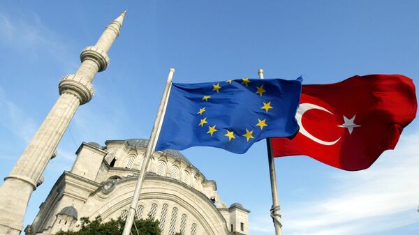 Las banderas de la UE y Turquía cerca de una mezquita en Estambul - Sputnik Mundo