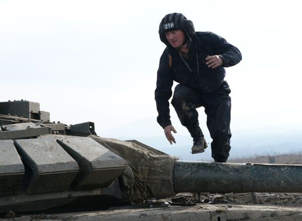 Biatlón de tanques en Chechenia - Sputnik Mundo