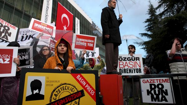 Manifestación de protesta en frente de la sede del periódico Zaman - Sputnik Mundo
