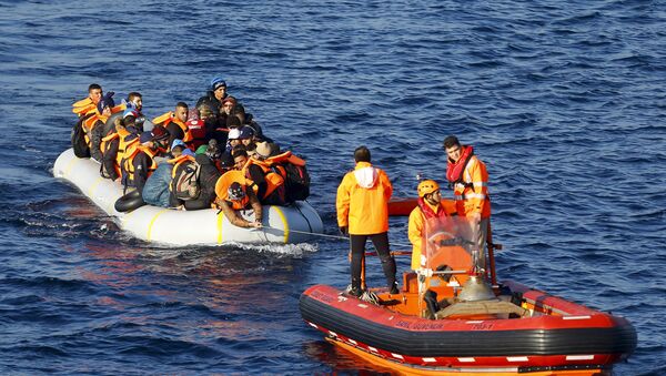 Refugiados (izda.) en el mar de Egeo - Sputnik Mundo