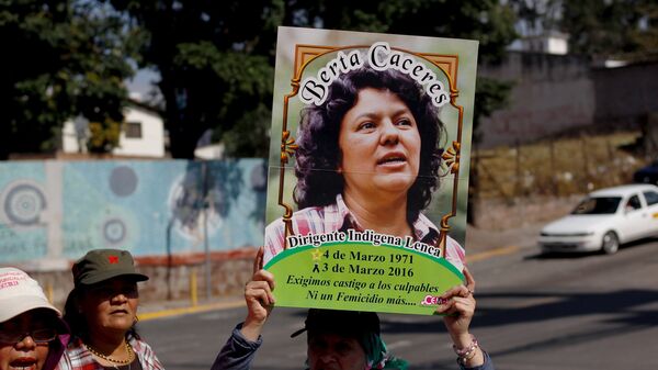 Una activista lleva la foto de Berta Cáceres - Sputnik Mundo