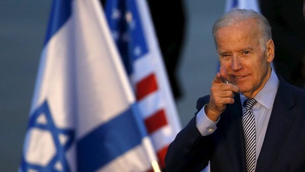U.S. Vice President Joe Biden gestures after disembarking from a plane upon landing at Ben Gurion International Airport in Lod, near Tel Aviv, Israel - Sputnik Mundo