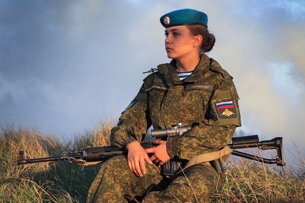 Una cadete de la academia superior de fuerzas aerotransportadas de Riazán - Sputnik Mundo