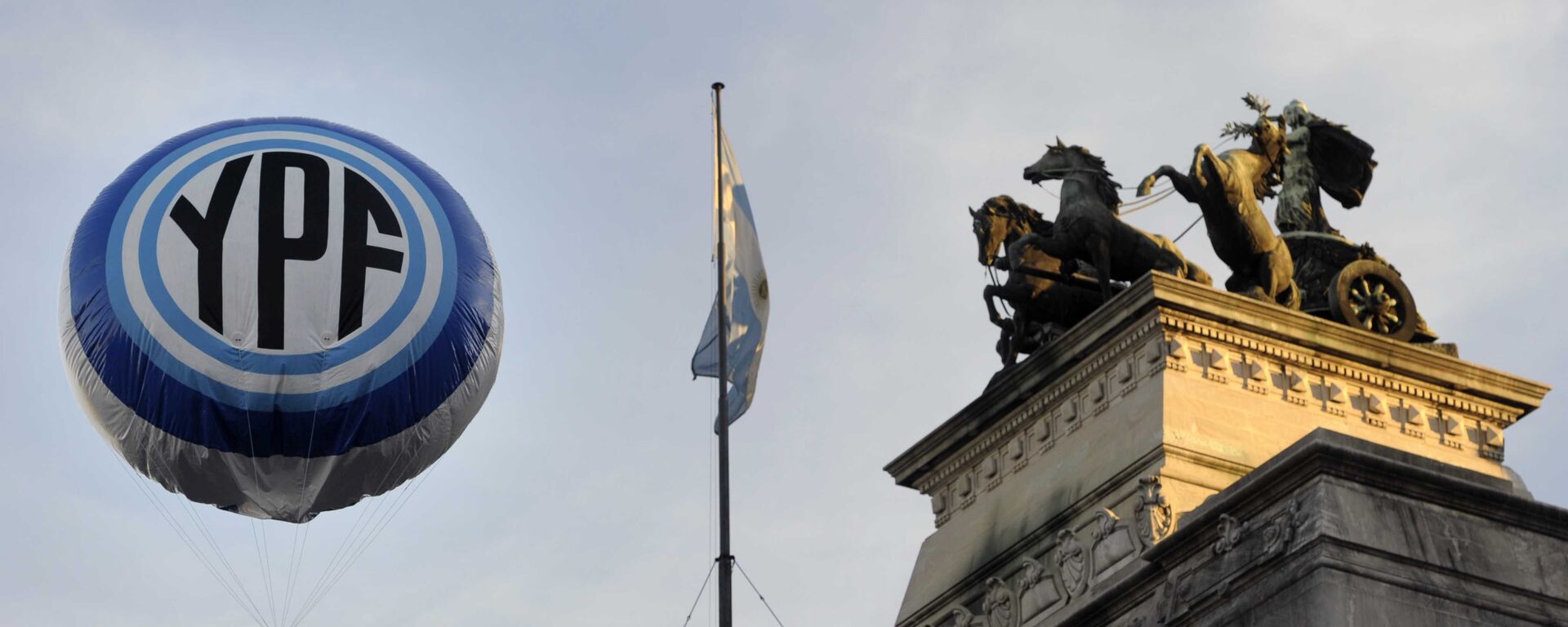An inflatable baloon with the Argentine national oil company YPF logo floats in the air in front the Congress bulding before the voting of the bill nationalizing the company, on May 3, 2012 - Sputnik Mundo, 1920, 22.11.2023