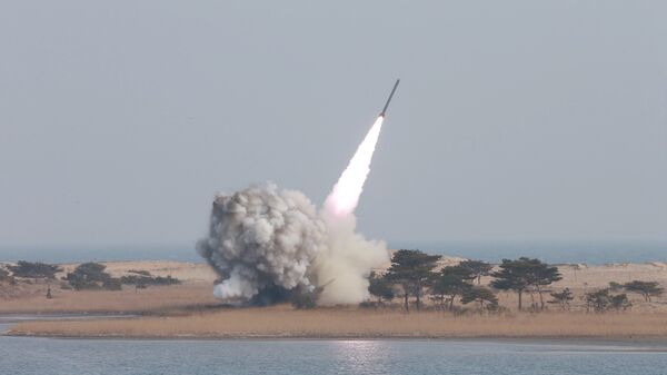 Lanzamiento de misiles norcoreanos (archivo) - Sputnik Mundo