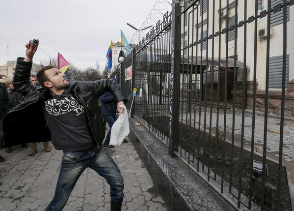 Ataques contra las sedes diplomáticas rusas en Ucrania - Sputnik Mundo