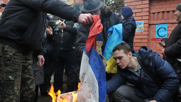 Los manifestantes prenden fuego al tricolor ruso en Ucrania - Sputnik Mundo