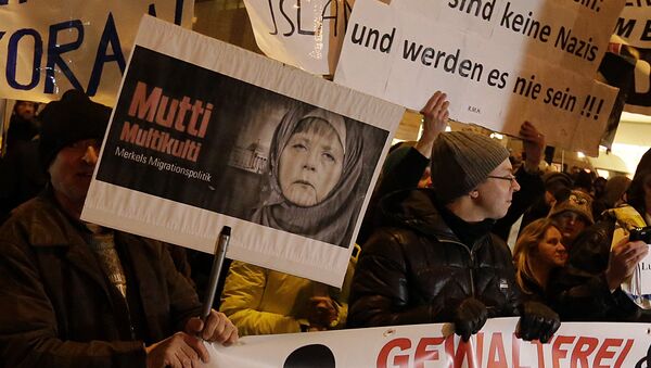 Manifestación en contra de la política migratoria de Merkel en Múnich, Baviera - Sputnik Mundo
