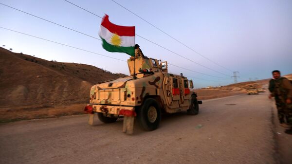Carro kurdo con la bandera de Kurdistán iraní - Sputnik Mundo