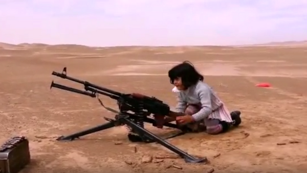 Niñas yemeníes aprenden a disparar ametralladoras y morteros - Sputnik Mundo