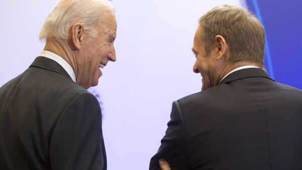Vicepresidente de EEUU, Joe Biden y  presidente del Consejo Europeo, Donald Tusk - Sputnik Mundo