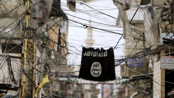 La bandera de Daesh en una calle - Sputnik Mundo