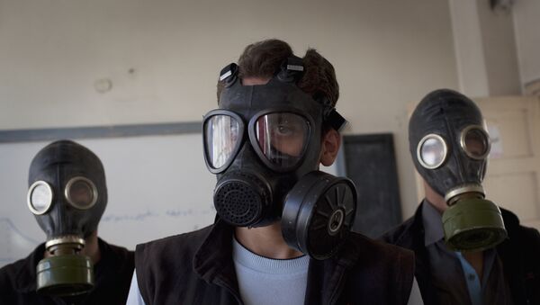Los voluntarios en máscaras antigás en Siria (archivo) - Sputnik Mundo