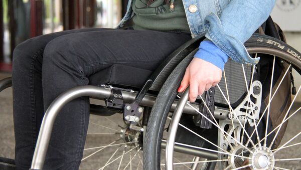 Una persona discapacitada en la silla de ruedas - Sputnik Mundo