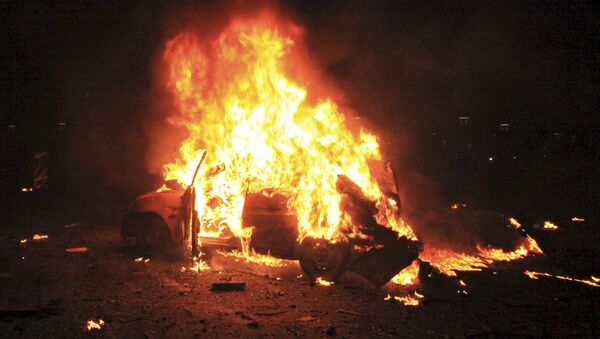 Un coche se quema tras la explosión en Ankara - Sputnik Mundo