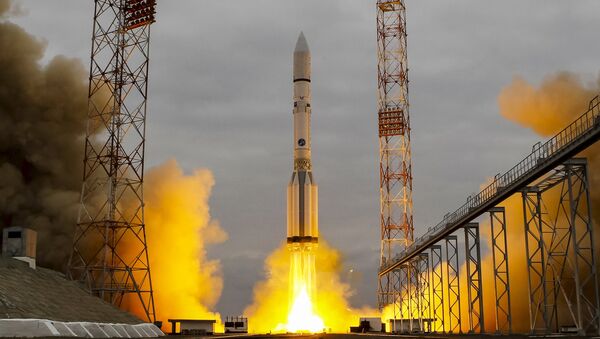 El cohete portador Protón-M parte desde Baikonur (archivo) - Sputnik Mundo