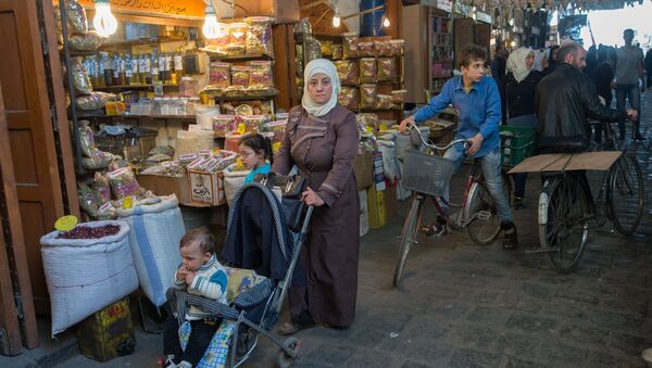 Civiles en un mercado en Damasco - Sputnik Mundo