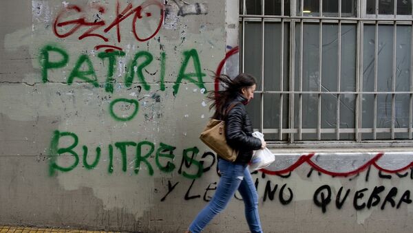 Un graffiti contra los fondos buitre en Buenos Aires (archivo) - Sputnik Mundo