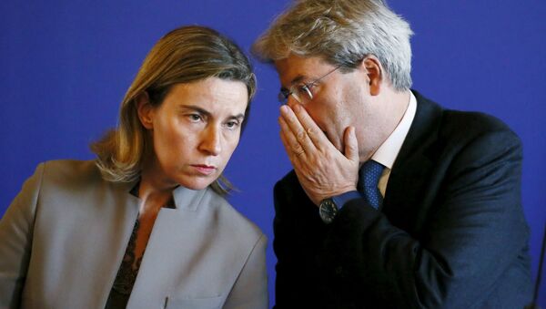 European Union foreign policy chief Federica Mogherini (L) and Italian Foreign Minister Paolo Gentiloni attend a news conference after meeting over the crisis in the Mideast, at the Quai d'Orsay ministry in Paris, France, March 13, 2016. - Sputnik Mundo
