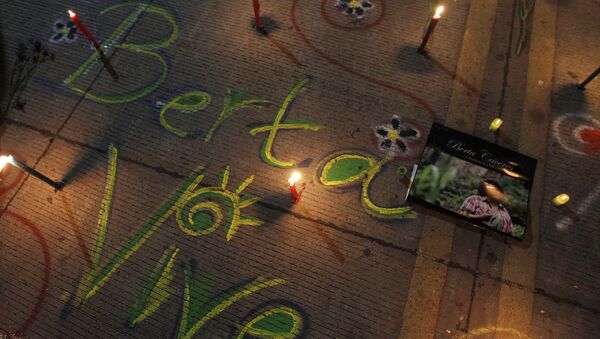 Las palabras Berta Vive escritas con tiza en honor a la activista de derechos ambientales Berta Cáceres, asesinada durante en 2016 - Sputnik Mundo