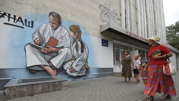 Grafiti con el retrato de Putin y el hashtag #nuestro en Yalta, Crimea - Sputnik Mundo